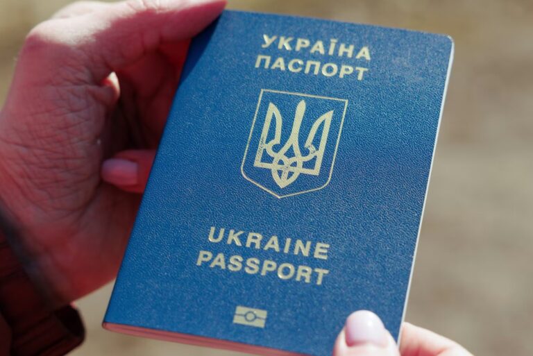 Український закордонний паспорт піднявся на дві позиції в рейтингу компанії Henley & Partners