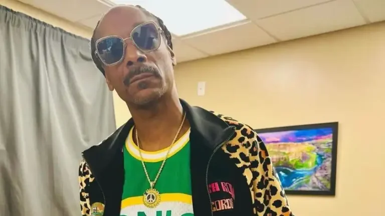 Snoop Dogg shows up with a pendant in support of Ukraine