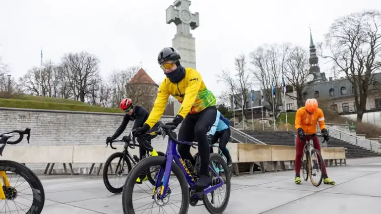 Estonian MP cycles from Tallinn to Kyiv to help soldiers