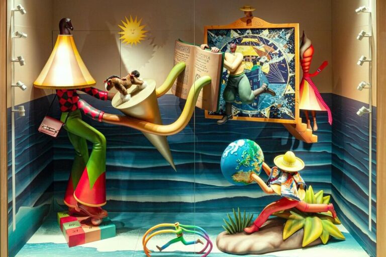 Ukrainian artist Volodymyr Manzhos created showcases for French Hermès