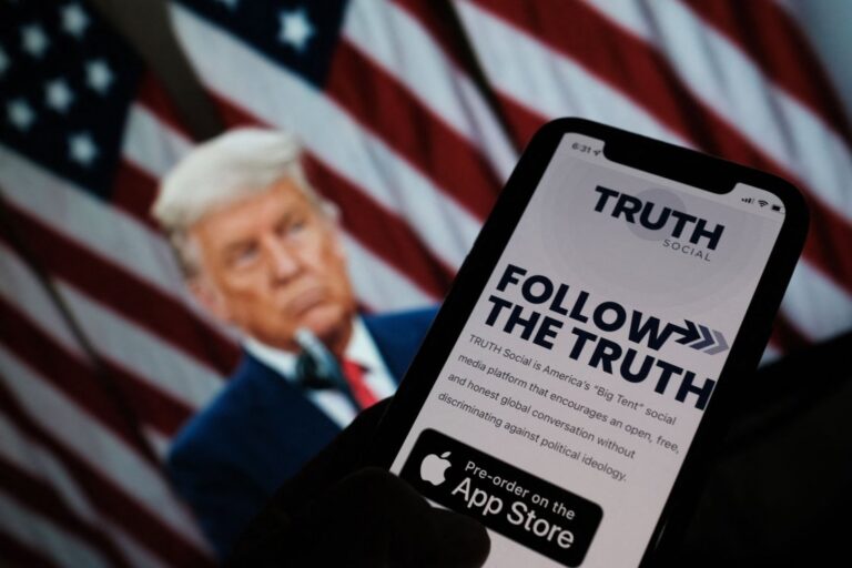 Shares of Trump's social network fell after his return to X