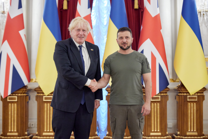 Boris Johnson supports Ukrainians wearing Damirli “Battle for Light” T-shirt