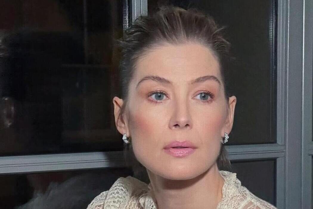 Actress Rosamund Pike appeared in sparkling POCHÈ earrings Actress Rosamund Pike appeared in sparkling POCHÈ earrings