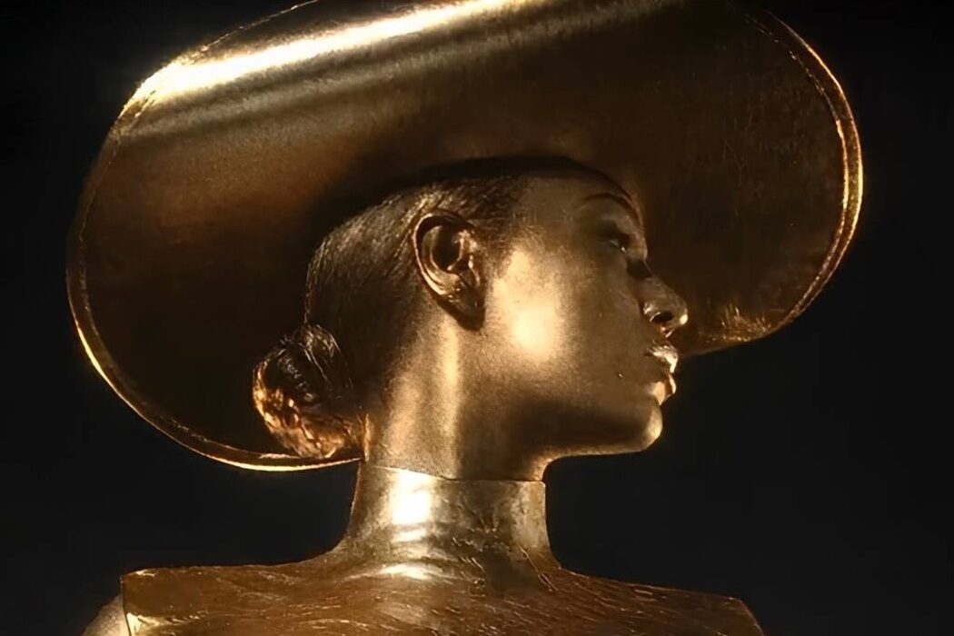 Beyoncé in a golden Baginskiy hat at the Cé Lumière campaign Beyoncé in a golden Baginskiy hat at the Cé Lumière campaign
