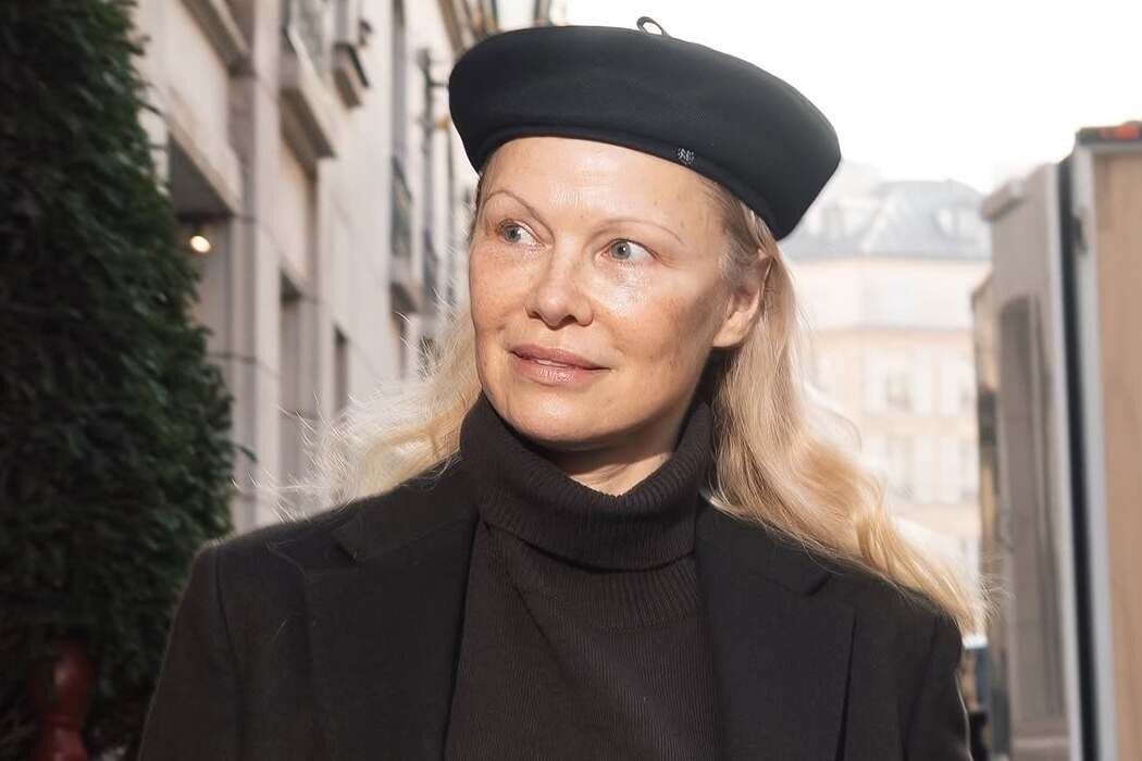 Pamela Anderson walks around Paris in a Ruslan Baginskiy beret Pamela Anderson walks around Paris in a Ruslan Baginskiy beret