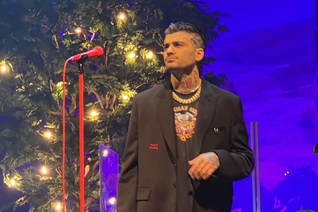 Zayn Malik took the stage in an oversized TTSWTRS jacket