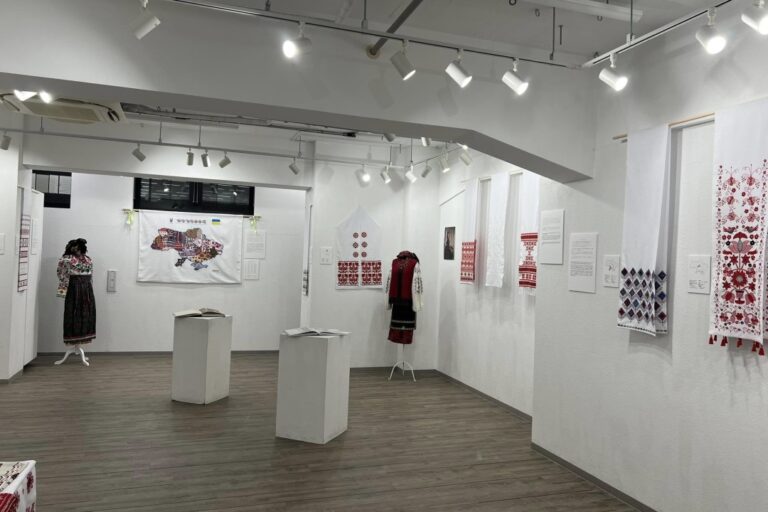 An exhibition of Ukrainian embroidered towels was held in Tokyo