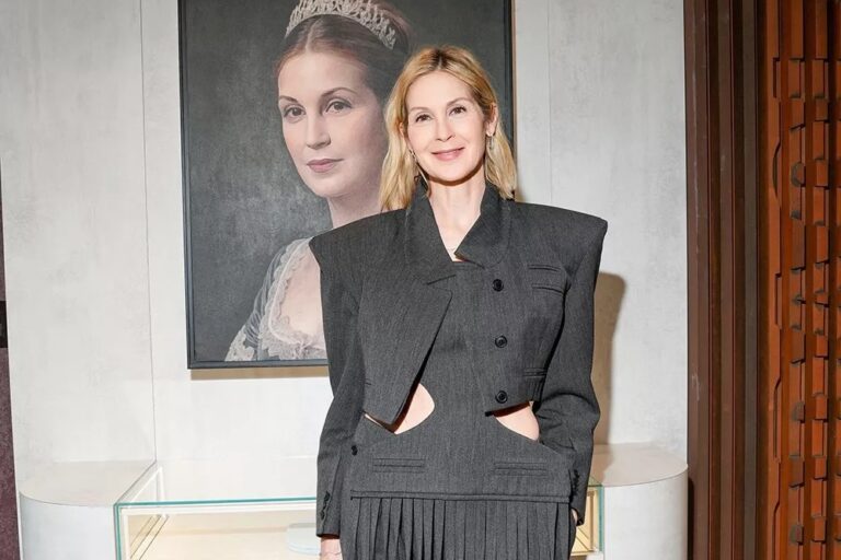 Kelly Rutherford "walked out" a signature look from Karpova