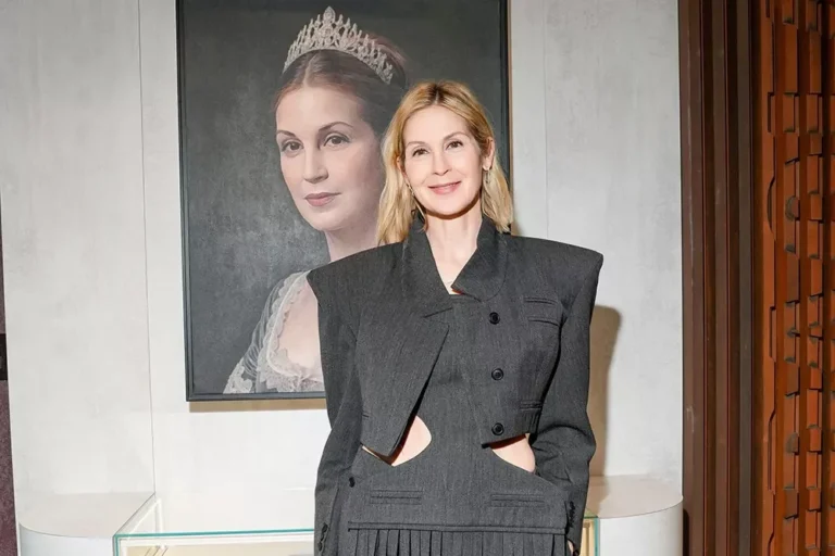 Kelly Rutherford "walked out" a signature look from Karpova