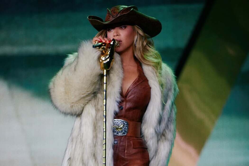 Beyonce appeared in a Cultnaked fur coat at a concert in New York