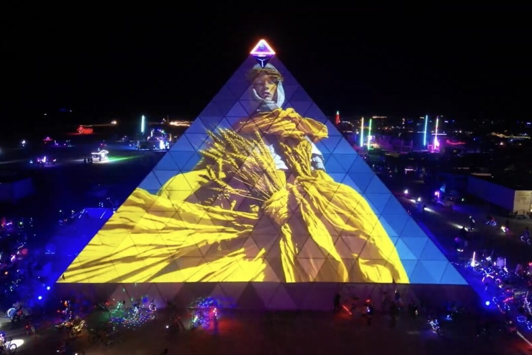 The main pyramid of Burning Man shone with Ukrainian symbolism