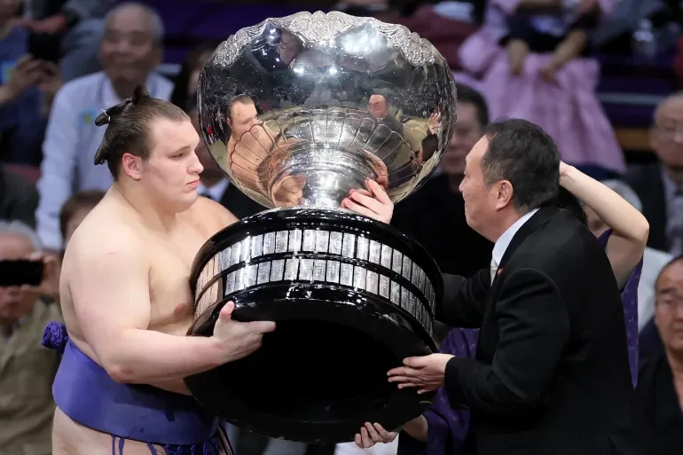 Ukrainian refugee Aonisiki wins elite sumo tournament in Japan Ukrainian refugee Aonisiki wins elite sumo tournament in Japan
