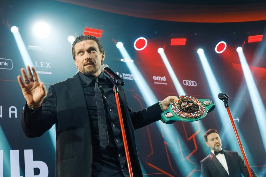 Олександр Усик продав свій пояс WBC за мільйон доларів задля лікування хлопчика Олександр Усик продав свій пояс WBC за мільйон доларів задля лікування хлопчика