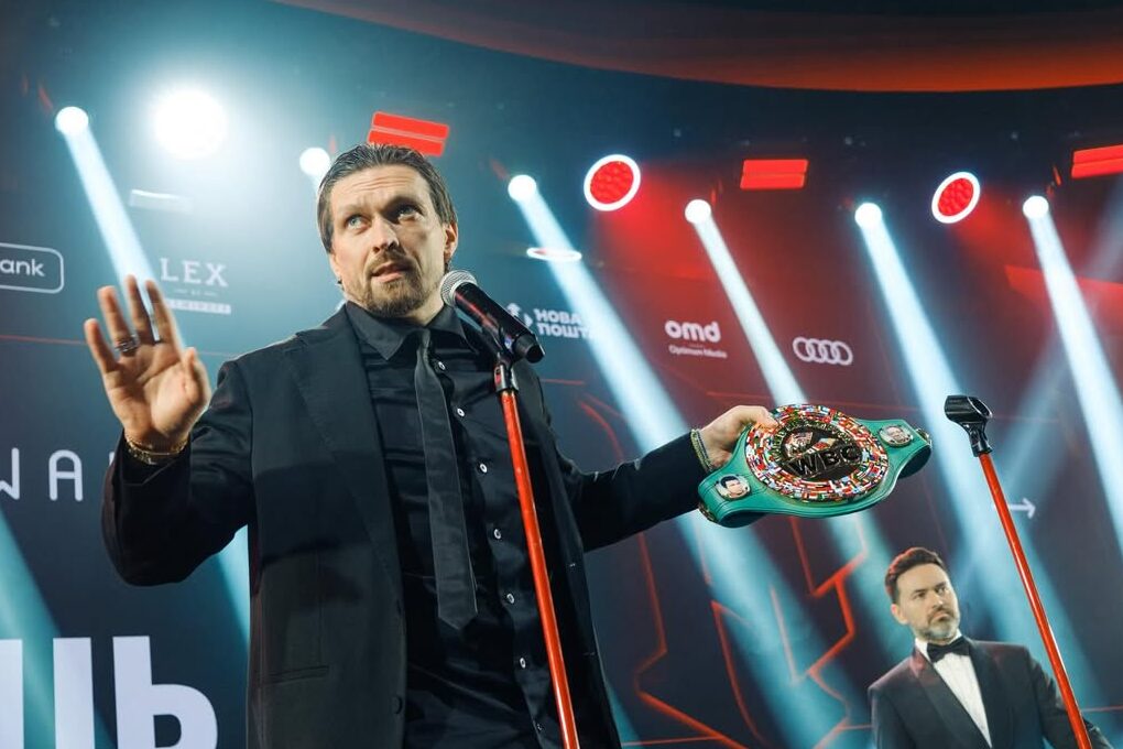 Oleksandr Usyk sold his WBC belt for a million dollars to treat a boy Oleksandr Usyk sold his WBC belt for a million dollars to treat a boy