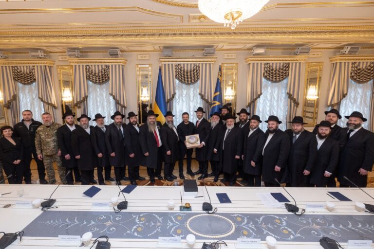 Volodymyr Zelenskyy met with Ukrainian rabbis and congratulated them on Passover