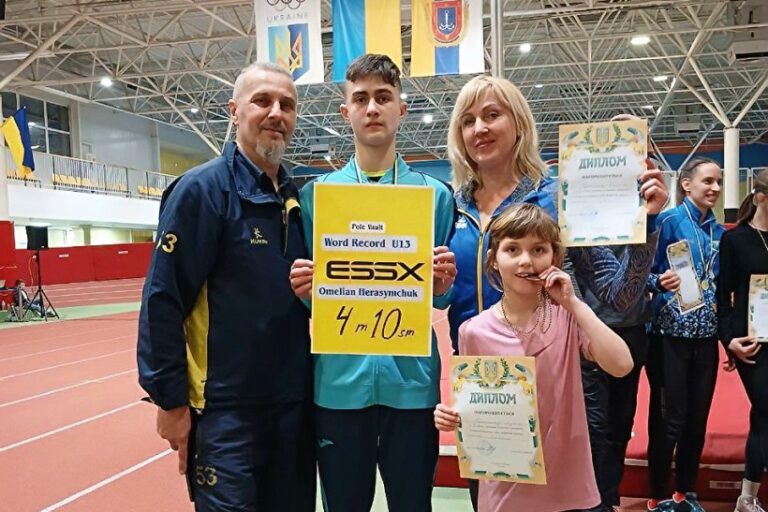 Ukrainian pole vaulter breaks world record in U13 category