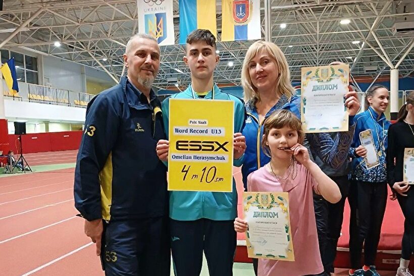 Ukrainian pole vaulter breaks world record in U13 category