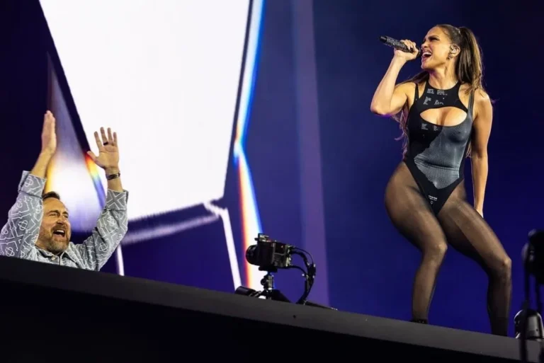 Jennifer Lopez appeared at a concert in Paris in the image of TTSWTRS