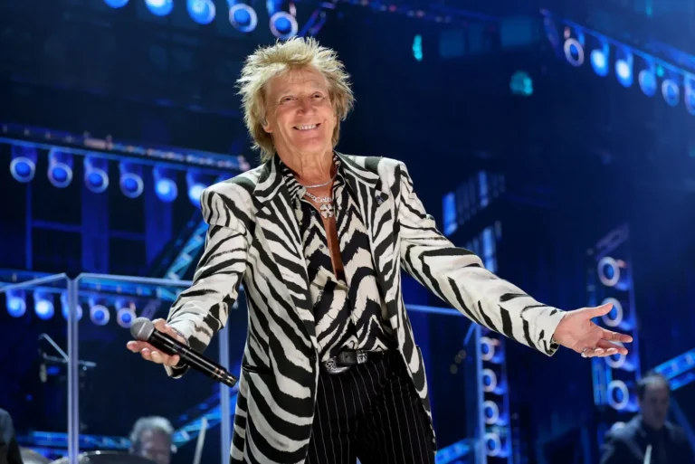 Rod Stewart expresses support for Ukraine during Stockholm concert