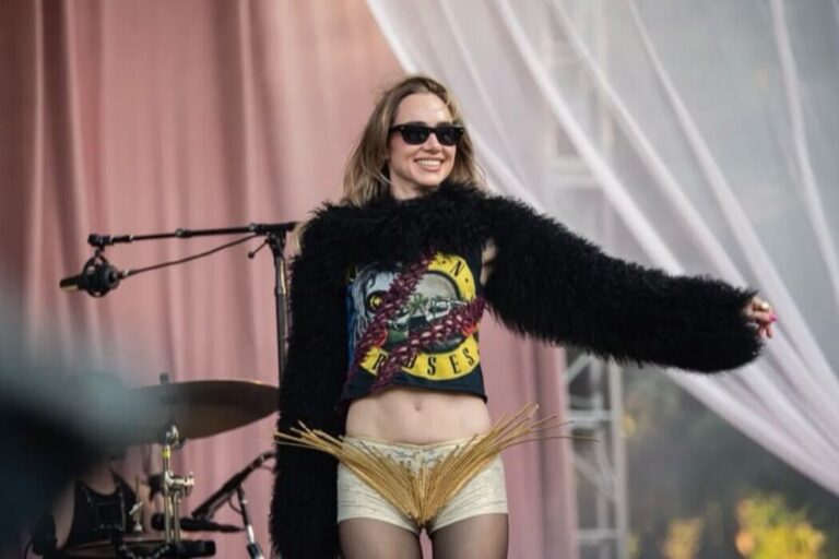 Suki Waterhouse appeared on stage in Frolov shorts