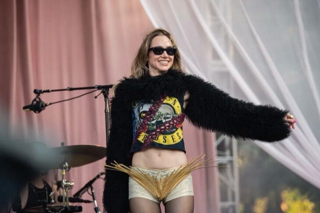Suki Waterhouse appeared on stage in Frolov shorts Suki Waterhouse appeared on stage in Frolov shorts