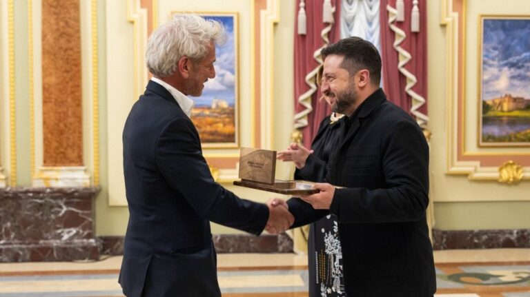 Шон Пенн отримує нагороду Національна легенда України